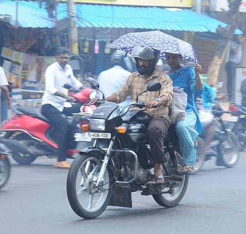 திருச்சியில் புதன்கிழமை பெய்த மழையில் சென்ற வாகன ஓட்டிகள்.