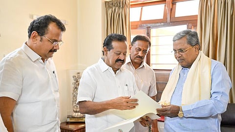 கர்நாடக முதல்வர் சித்தராமையாவுடன் அமைச்சர் பொன்முடி சந்திப்பு.