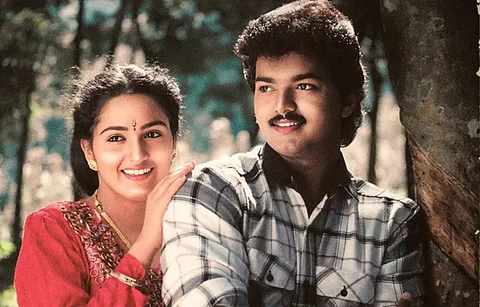 பூவே உனக்கா படத்தில் விஜய்யுடன் சங்கீதா.