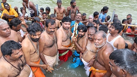 கவுதம நதியில் சூலம் வடிவிலான அருணாசலேஸ்வரரை மூழ்க வைத்து, மாசி மக தீா்த்தவாரியை நடத்திய சிவாச்சாரியா்கள்.