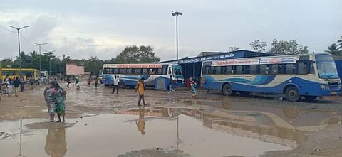 மழை காரணமாக சேறும் சகதியுமாக மாறிப்போன புதுக்கோட்டை தற்காலிக பேருந்து நிலையம்.