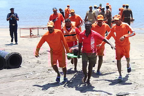 ஒத்திகை நிகழ்வில் ஈடுபட்ட பேரிடா் மீட்புக் குழுவினா்.