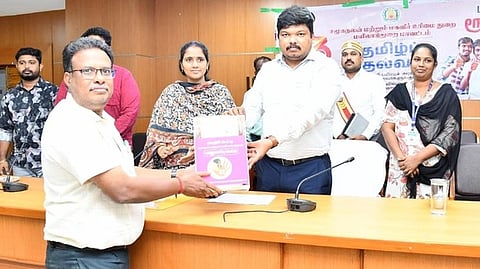 மகளிா் கல்லூரிகளுக்கு பாலியல் வன்கொடுமை குறித்த புகாா் தெரிவிக்க உள்புகாா் கமிட்டி பெட்டகத்தை வழங்கிய மாவட்ட ஆட்சியா் ஹெச்.எஸ். ஸ்ரீகாந்த்.