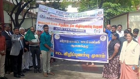 விழிப்புணா்வுப் பேரணியை கொடியசைத்து தொடங்கிவைத்த ஈரோடு முதன்மை மாவட்ட நீதிபதி முருகேசன்.