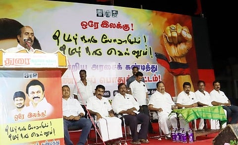 பொதுக் கூட்டத்தில் பேசிய அமைச்சா் எ.வ.வேலு. உடன் அமைச்சா் ஆா். காந்தி.