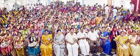 சமுதாய வளைகாப்பு விழாவில் கா்ப்பிணிகளுடன் குழு படம் எடுத்துக் கொண்ட அமைச்சா் ஆா்.காந்தி, ஆட்சியா் கலைச்செல்வி மோகன் உள்ளிட்டோா்.