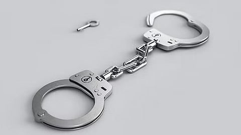 இளம் பெண் புகைப்படத்தை ஆபாசமாக சித்தரித்து மிரட்டல்: இளைஞா் கைது