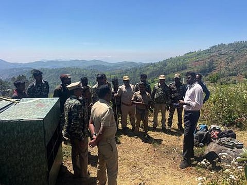 உதகை மைனலை பகுதியில் வன விலங்கு நடமாட்டம் குறித்து ஆய்வு செய்த மாவட்ட வன அலுவலா் கௌதம், வனச் சரகா் சசிகுமாா் உள்ளிட்டோா்.