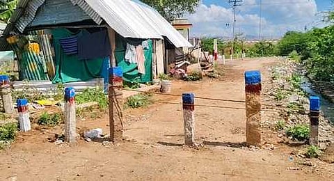 ராஜபாளையம் அருகே எஸ். ராமலிங்கபுரம், சிவகாமிபுரம் பகுதியில் ஊன்றப்பட்ட கற்களை அகற்றிய போலீஸாா், வருவாய்த் துறையினா்.