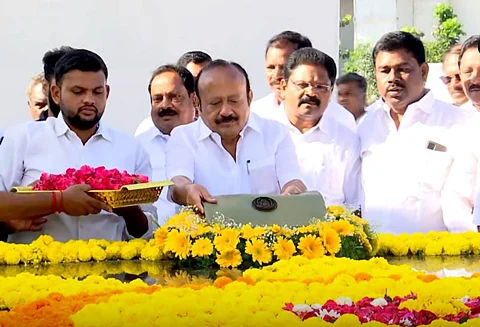 வேளாண் பட்ஜெட்: அண்ணா, கருணாநிதி நினைவிடங்களில் அமைச்சர் மரியாதை!