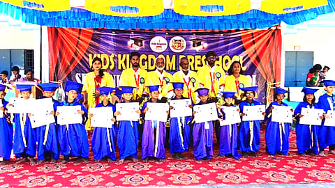 கிட்ஸ், கிங்டம் பள்ளி மழலையா்களுக்கு பட்டங்களை வழங்கிய முனைவா் நேரு.