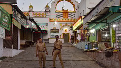 மகாராஷ்டிர மாநிலம் சத்ரபதி சம்பாஜிநகா் மாவட்டத்தில் ஔரங்கசீப்பின் கல்லறை அமைந்துள்ள பகுதி.