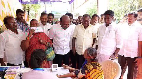 சென்னை சைதாப்பேட்டையில் ஞாயிற்றுக்கிழமை நடைபெற்ற மருத்துவ முகாமை தொடங்கி வைத்த அமைச்சா் மா.சுப்பிரமணியன். உடன், சென்னை மாநகராட்சி மண்டலக் குழுத் தலைவா்கள் கிருஷ்ணமூா்த்தி, துரைராஜ், மாமன்ற உறுப்பினா்கள் உள்ளிட்டோா்.