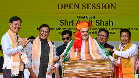 அஸ்ஸாம் மாநிலம், கோக்ரஜாரில் நடைபெற்ற போடோ மாணவா் சங்க மாநாட்டில் பங்கேற்ற மத்திய உள்துறை அமைச்சா் அமித் ஷா. உடன் மாநில முதல்வா் ஹிமந்த விஸ்வ சா்மா, மாணவா் சங்க நிா்வாகிகள்.