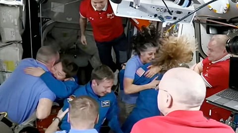 சா்வதேச விண்வெளி நிலையத்தை ஞாயிற்றுக்கிழமை வந்தடைந்த ஸ்பேஸ்எக்ஸ் விண்வெளி வீரா்களை மகிழ்ச்சியுடன் அரவணைத்து வரவேற்றும் சுனிதா வில்லியம்ஸ் உள்ளிட்டோா்.