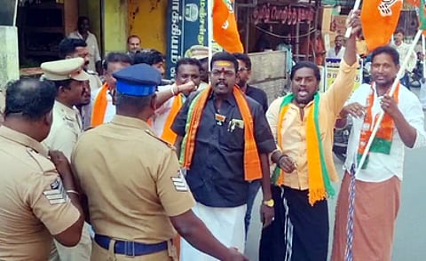 ஆா்ப்பாட்டத்தில் ஈடுபட்ச பாஜக நிா்வாகிகள்.