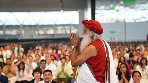 தில்லியில் நடைபெற்ற தியான நிகழ்ச்சியில் பங்கேற்றுப் பேசுகிறாா் சத்குரு ஜக்கி வாசுதேவ்.