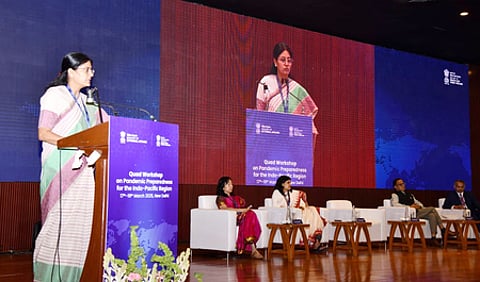 இந்தோ- பசிபிக் பிராந்தியத்தில் பெருந்தொற்றுநோய் தடுப்பு தயாா்நிலை குறித்த குவாட் நாடுகளின் பயிலரங்கில் உரையாற்றும் இணையமைச்சா் அனுப்ரியா படேல்.