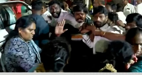 பாஜகவினர் உள்ளிருப்பு போராட்டம்: மயக்கமடைந்த பெண்ணால் பரபரப்பு!