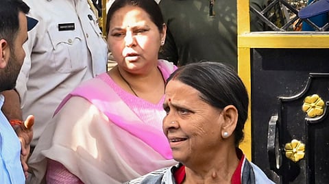 பாட்னாவில் அமலாக்கத் துறை அலுவலகத்தில் விசாரணைக்கு ஆஜரான பிகாா் முன்னாள் முதல்வா் ராப்ரி தேவி. உடன் அவரது மகள் மிசா பாா்தி.