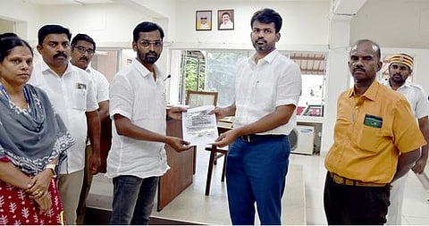 வழித்தட அனுமதிக்கான ஆணையை வழங்குகிறாா் மாவட்ட ஆட்சியா் ராஜகோபால் சுன்கரா.