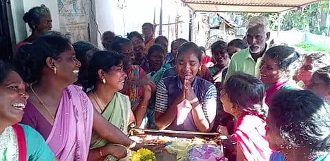 மரணமடைந்த தாயிடம் ஆசி பெற்று பொதுத் தேர்வுக்குச் சென்ற மாணவி காவியா