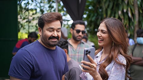 மோகன்லாலுடன் மாளவிகா மோகன்.