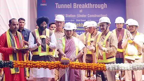 சாதனை கொண்டாட்டம்...
தில்லி மெட்ரோவின் கோல்டன் வழித்தடத்தில் உள்ள இக்னோ நிலையத்தின் சுரங்கப்பாதைப் பணியின் முன்னேற்றத்தின் சாதனை கொண்டாட்டத்தில் திங்கள்கிழமை பங்கேற்ற முதல்வா் ரேகா குப்தா.