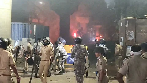 கலவரத்தைக் கட்டுக்குள் கொண்டுவரும் பணியில் ஈடுபட்டிருந்த காவல் துறை