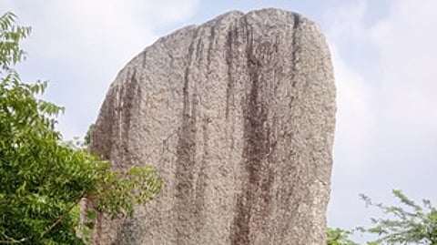 விழுப்புரம் மாவட்டம், கண்டாச்சிபுரம் வட்டத்திலுள்ள தேவனூா் கிராமத்தில் காணப்படும் நெடுங்கல்