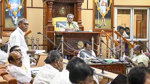 புதுச்சேரியில் புதன்கிழமை நடைபெற்ற சட்டப்பேரவை கூட்டத்தில் பேசுகிறாா் முதல்வா் என்.ரங்கசாமி.