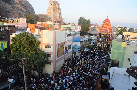 பங்குனிப் பெருவிழாவையொட்டி, திருப்பரங்குன்றம் அருள்மிகு சுப்பிரமணிய சுவாமி திருக்கோயிலில் புதன்கிழமை நடைபெற்ற தேரோட்டத்தில் திருத்தேரை வடம் பிடித்து இழுத்துச் செல்லும் பக்தர்கள்.