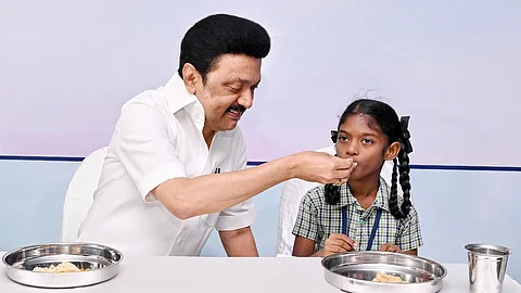 மாணவிக்கு உணவு ஊட்டிய முதல்வர் ஸ்டாலின்..