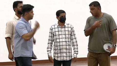 திருவான்மியூா் ராமச்சந்திரா கலையரங்கில் தவெக நிர்வாகிகள் ஆய்வு.