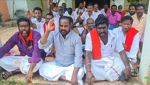 வேளாண் இணை இயக்குநர் அலுவலகம் முன்பு தர்னா போராட்டத்தில் ஈடுபட்டுள்ள விவசாயிகள்.