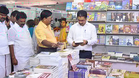 ராமநாதபுரத்தில் புத்தகத் திருவிழாவை வெள்ளிக்கிழமை தொடங்கி வைத்துப் பாா்வையிட்ட மாவட்ட ஆட்சியா் சிம்ரன்ஜீத் சிங் காலோன்.