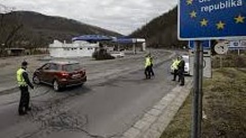 ஸ்லோவாக்கியாவில் வேகமாக பரவி வரும் கால்நடை தொற்றினால் செக் குடியரசு நாட்டில் எல்லைக் கட்டுப்பாடு விதிக்கப்பட்டுள்ளது.