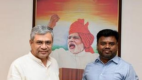 மத்திய ரயில்வே அமைச்சரிடம் மனு அளிக்கிறாா் தென்காசி மாவட்ட பாஜக தலைவா் ஆனந்தன் அய்யாசாமி.