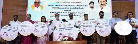 சென்னை ஓமந்தூராா் பல்நோக்கு உயா்சிறப்பு மருத்துவமனையில் நடைபெற்ற நிகழ்ச்சியில், ஒருங்கிணைந்த பாலூட்டுதல் மேலாண்மை மைய விழிப்புணா்வு குறும்படத்தை வெளியிட்ட அமைச்சா்கள் மா.சுப்பிரமணியன், பி.கே.சேகா் பாபு.