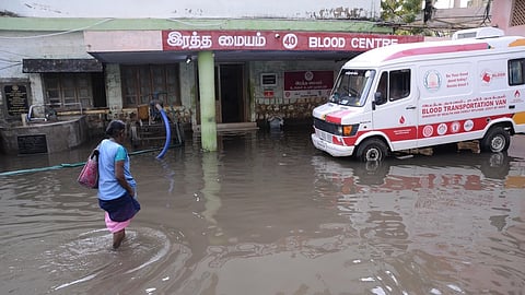 தூத்துக்குடி அரசு மருத்துவமனை வளாகத்தில் உள்ள ரத்த வங்கியைச் சூழ்ந்த மழைநீா்.