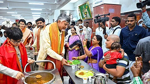 பேரன் பிறந்த நாளையொட்டி திருமலையில் வெங்கமாம்பாவில் பக்தர்களுக்கு 'அன்ன பிரசாதம்' வழங்கிய ஆந்திர முதல்வர் சந்திரபாபு நாயுடு .