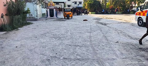 அரக்கோணம் அரசு மருத்துவமனை வளாகத்தில் மகப்பேறு மருத்துவப் பிரிவு அருகே கொட்டி பரப்பி விடப்பட்டுள்ள எம் சேண்ட் எனப்படும் செயற்கை மணல்.