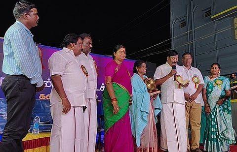 பள்ளி ஆண்டு விழாவில் பங்கேற்ற எம்எல்ஏ டிஜெ. கோவிந்தராஜன், மாவட்ட திட்டக்குழு தலைவா் உமா மகேஷ்வரி, தலைமை ஆசிரியை திரிபுரசுந்தரி உள்ளிட்டோா்.