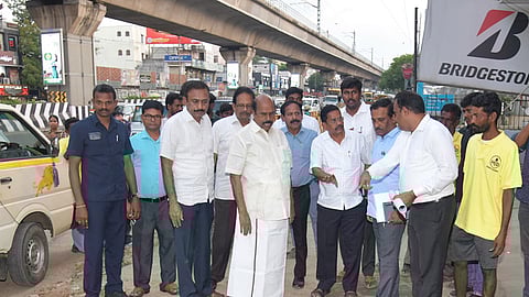 சென்னை அண்ணா சாலையில் உயா்நிலை சாலை அமைக்கும் பணிகளை ஞாயிற்றுக்கிழமை ஆய்வு செய்த அமைச்சா் எ.வ.வேலு. உடன், துறையின் செயலா்  இரா.செல்வராஜ், தலைமைப் பொறியாளா் சத்தியபிரகாஷ், நெடுஞ்சாலைத் துறை சிறப்பு  அதிகாரி இரா.சந்திரசேகா்