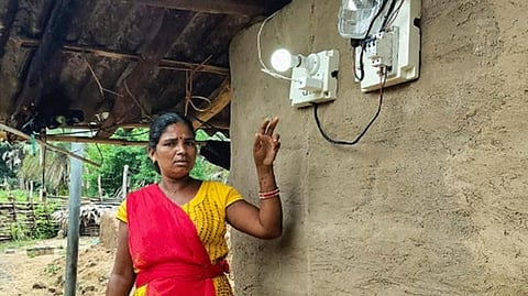 நக்ஸல் பாதிப்புக்கு உள்ளான கிராமத்துக்கு முதல் முறையாக மின்வசதி!