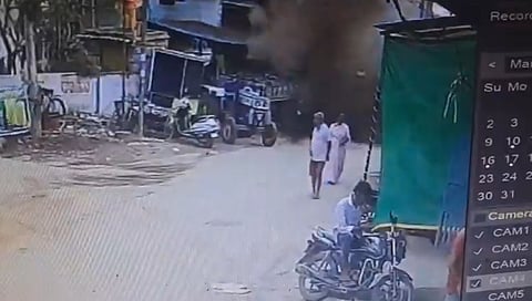 குப்பைத் தொட்டி வெடித்த போது.