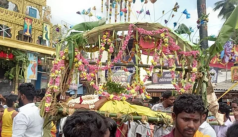 வலங்கைமான் மகாமாரியம்மன் கோயில் பாடைக்காவடி திருவிழாவையொட்டி பாடைக்காவடி எடுத்த பக்தர்கள்.