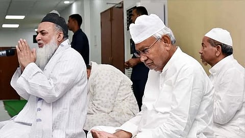 நிதீஷ் குமாா் அளித்த இஃப்தாா் விருந்து! - பிகாா் இஸ்லாமிய அமைப்பு புறக்கணிப்பு