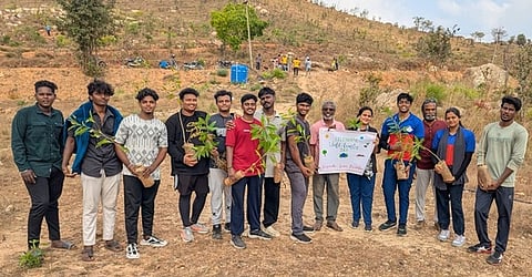 மரக்கன்றுகள் நடவு நிகழ்வில் பங்கேற்றோா்.