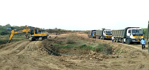 4 வழிச்சாலை விரிவாக்கப் பணிக்காக ஏரியில் மண் அள்ளிக் கொண்டிருந்த வாகனங்கள்.